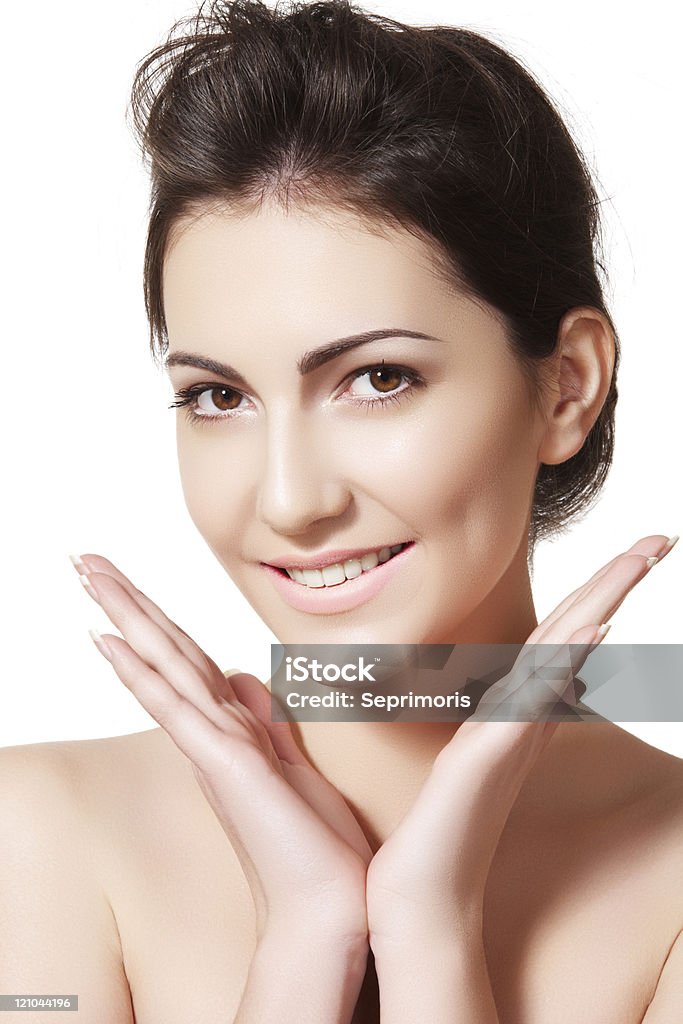 Hermosa mujer sonriente modelo muestra su gran pureza de cara - Foto de stock de Adulto libre de derechos