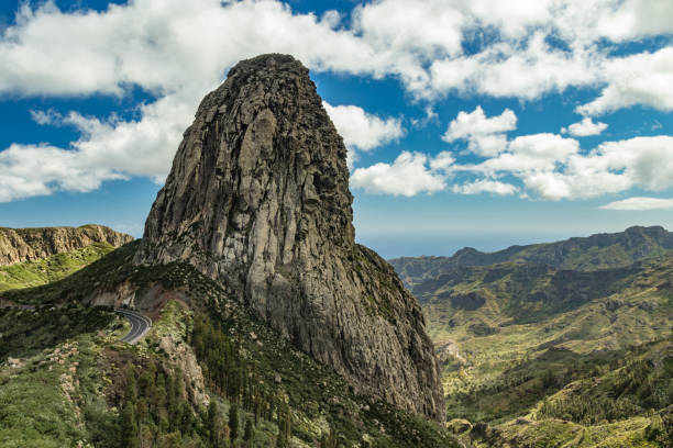 rocher d’agando dans l’île de la gomera. un bouchon volcanique, également appelé cou volcanique ou cou de lave, est un objet volcanique créé lorsque le magma durcit à l’intérieur d’un évent sur un volcan actif - tenerife spain national park canary islands photos et images de collection