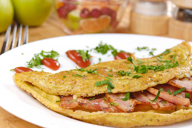 el desayuno - omelet bacon tomato fruit fotografías e imágenes de stock