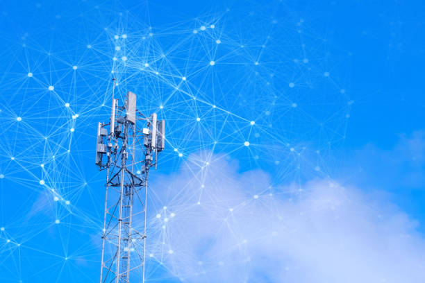 torre di telecomunicazione con punti mesh, particelle scintillanti per la tecnologia di telecomunicazione wireless - antenna attrezzatura per le telecomunicazioni foto e immagini stock