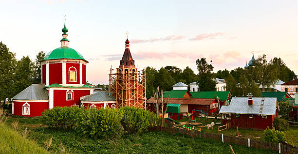 dormition of the theotokos kathedrale (xvii) in suzdal bei sonnenuntergang. - restoring house scaffolding history stock-fotos und bilder