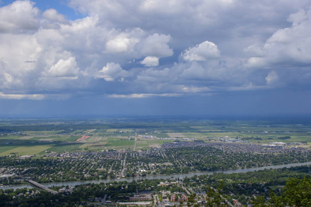 вид с воздуха на канадский пригородный город - monteregie county стоковые фото и изображения