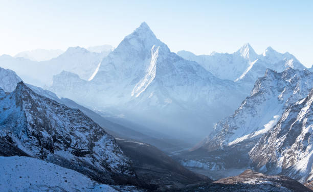 ama dablam peak sunrise himalayas mountains - himalayas fotografías e imágenes de stock