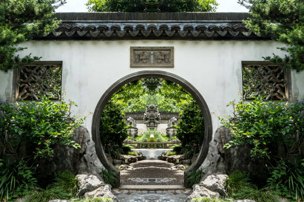 gärten in shanghai, china - shanghai temple door china stock-fotos und bilder