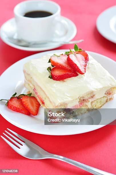 Tiramisú Bolo De Morango - Fotografias de stock e mais imagens de Branco - Branco, Café - Bebida, Chávena