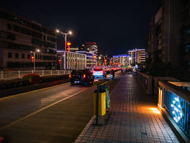 shantou ville trafic dans l’heure du soir à la chine. - motor vehicle outdoors crowd landscape photos et images de collection