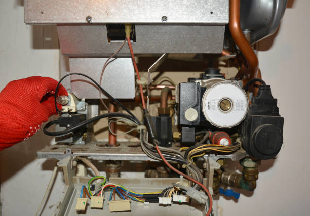 ремонт газового котла, установка и обслуживание газового котла ремонтником. - gas furnace repair mitsubishi стоковые фото и изображения
