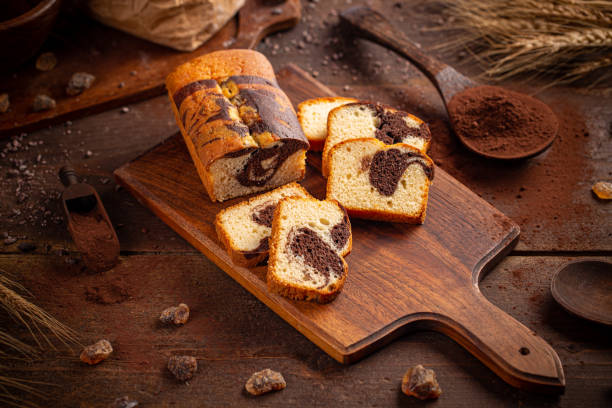 brotbrot mit kakao - marble cake stock-fotos und bilder