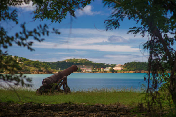 alte kanone in der festung schaut auf das meer mit erstaunlichen wolken und insel auf dem hintergrund - augustine stock-fotos und bilder