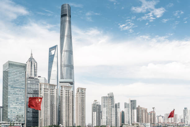 shanghai pudong con bandiera cinese - shanghai tower foto e immagini stock