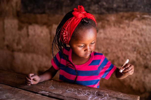 アフリカの少女の肖像、ケニアの孤児院、東アフリカ - african descent africa african culture classroom ストックフォトと画像