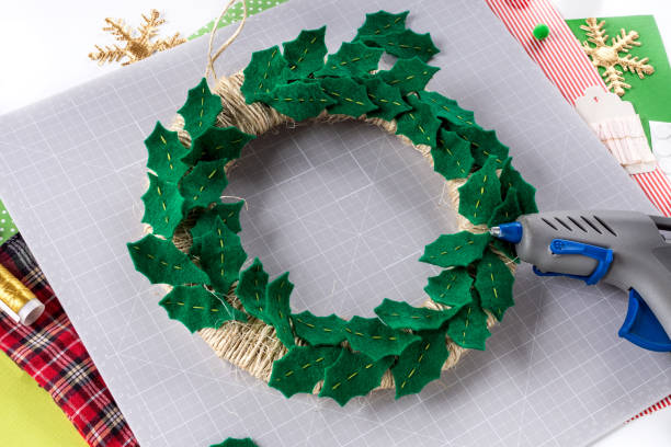 istock DIY instruction. Making a Christmas wreath from felt. Craft tools and supplies. Step 5 1210509011