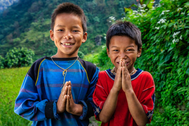 szczęśliwi nepalscy chłopcy mówią namaste w pobliżu annapurna range - india mountain child people zdjęcia i obrazy z banku zdjęć