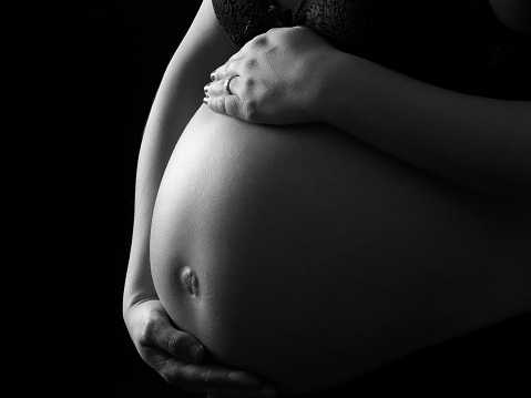 mujer embarazada en blanco y negro photo