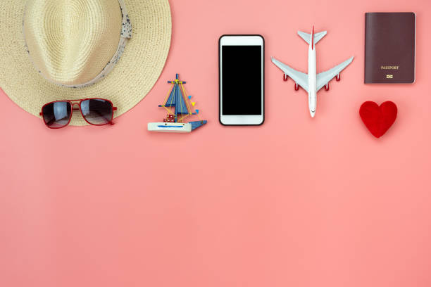 Flat lay image of accessory clothing man or women to plan travel in holiday background concept.Mobile phone & passport with many item in vacation season.Table top view several object on pink paper. imagen plana de ropa de accesorios hombre o mujer para planificar el viaje en el concepto de fondo de vacaciones. teléfono móvil y pasaporte con muchos artículos en temporada de vacaciones. la parte superior de la mesa mira varios objetos sobre papel ro