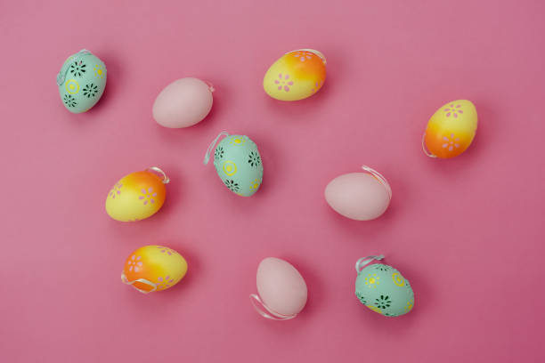 Top view shot of arrangement decoration Happy Easter holiday background concept.Flat lay colorful bunny eggs with accessory ornament on modern beautiful pink paper at office desk.Design pastel tone. vista superior de la toma de la decoración de la disposición concepto de fondo de vacaciones de pascua feliz. huevos de conejo de colores planos con adorno accesorio en papel rosa moderno y hermoso en el escritorio de la oficina. diseña el tono pastel.