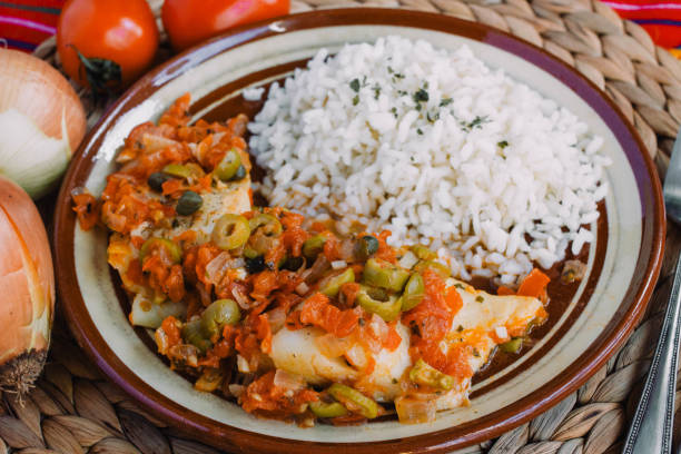 pescado a la veracruzana is a traditional recipe from mexico. is fish food usually served with rice, it comes from the mexican state of veracruz - veracruz imagens e fotografias de stock