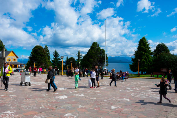 blick auf den platz des civic centers - argentina bariloche wood statue stock-fotos und bilder