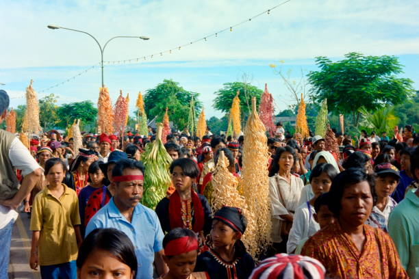 os anos noventa. desfile do festival gawai dayak. kuching, sarawak malásia. - iban tribe - fotografias e filmes do acervo