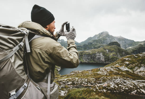 hombre viajero que revisa el navegador gps del teléfono inteligente senderismo en las montañas concepto de estilo de vida de supervivencia de viaje al aire libre vacaciones activas - noruega fotos fotografías e imágenes de stock