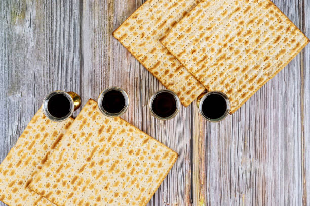 święto pesah, matza kałą chleb i cztery szklanki koszernego wina - passover judaism seder kiddush cup zdjęcia i obrazy z banku zdjęć