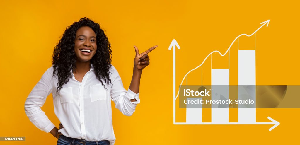 Glückliche afroamerikanische Frau zeigt beiseite auf Business-Graph - Lizenzfrei Wachstum Stock-Foto
