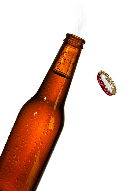 botella de cerveza abierta - condensate fotografías e imágenes de stock