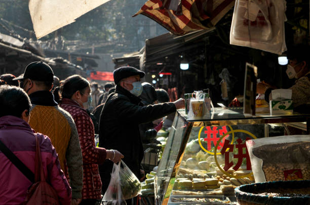 nach dem neuen typ coronavirus lungenentzündung in wuhan ist eine leichte verbesserung, bauernmarkt in chengdu, china haben wieder geöffnet. - store market china city street stock-fotos und bilder