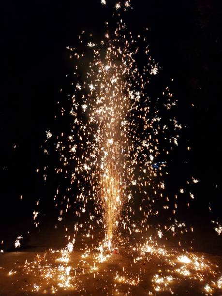 fontaine d’or - volcan de feu d’artifice - independence spark fire flame photos et images de collection