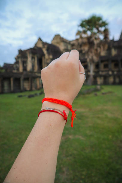 pulseira de corda budista após bênção - cambodia monk buddhism angkor wat - fotografias e filmes do acervo