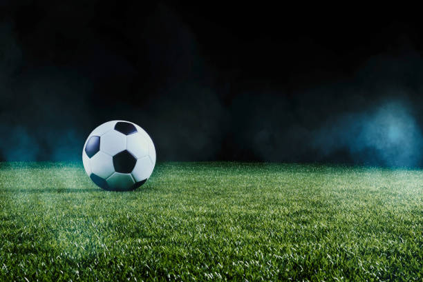 футбол на освещенной пустой спортивной площадке ночью. - club soccer фотографии стоковые фото и изображения
