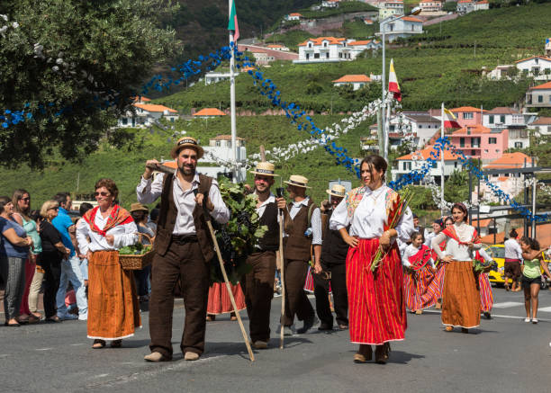 parade of madeira wine festival ou "festa do vinho madeira" à estreito de camara de lobos, île de madère, portugal, - madeira portugal vineyard traditional culture photos et images de collection