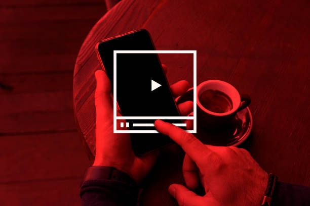 video marketing concept.hand pulsando el botón blanco transparente - digital camera fotografías e imágenes de stock
