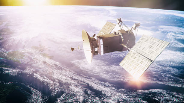 satellit auf planetenhintergrund - satellitenschüssel stock-fotos und bilder