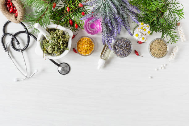 varietà di erbe e miscele di erbe come concetto di medicina alternativa sulla vista dall'alto del tavolo in legno. - herbal medicine foto e immagini stock