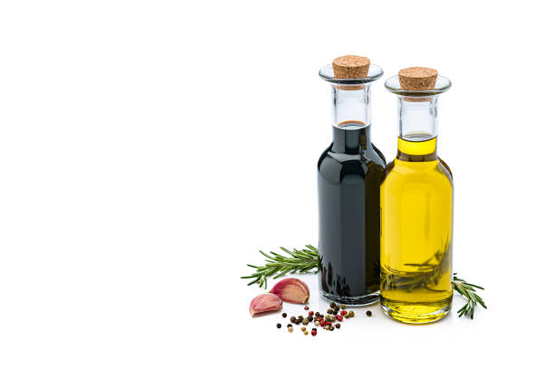 olivenöl- und balsamico-essigflaschen isoliert auf reflektierendem weißen hintergrund - vinegar bottle herb white stock-fotos und bilder