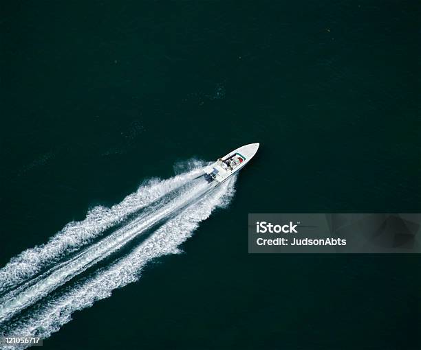 Freunde Im Schnellboot Stockfoto und mehr Bilder von Zerbrechen - Zerbrechen, Luftaufnahme, Wasserfahrzeug