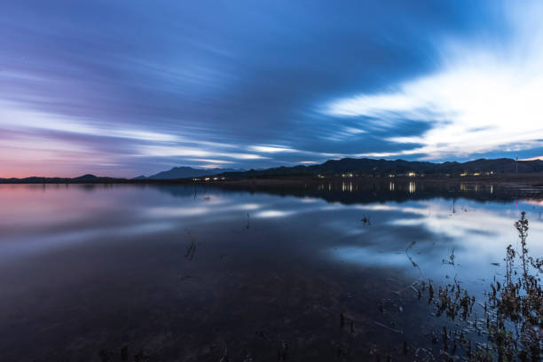 coucher du soleil de lac dans la région de montagne de miyun, chine. - landscape national park lake louise moraine lake photos et images de collection