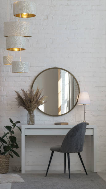 chaise de velours gris moderne, bureau, miroir rond et lampe de table et accessoires et lustre de maison - wall mirror photos et images de collection