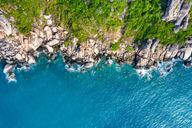 vista aérea da costa na ilha de koh tao, tailândia. - chumphon - fotografias e filmes do acervo