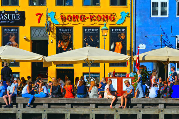 stadsbild och detalj av nyhavn vattenkanal med människor och färgglada fasader av gamla hus i gamla stan i köpenhamn, danmark. - copenhagen business bildbanksfoton och bilder