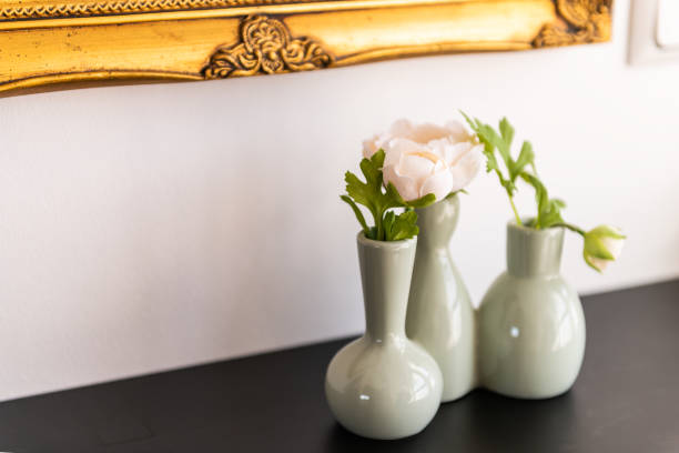 moderne minimalismus wohnzimmer dekoration dekor auf tisch im haus mit grün rosa blumen in keramik vase pflanze haus interieur - cut flowers white small still life stock-fotos und bilder