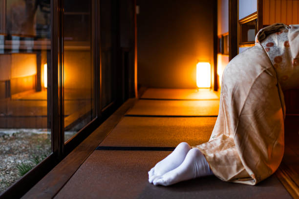 tradycyjny japoński ryokan dom z kobietą w kimono i tabi skarpetki otwarcie shoji przesuwne drzwi papieru siedzi na podłodze tatami mat - elegance people traveling architecture asia zdjęcia i obrazy z banku zdjęć