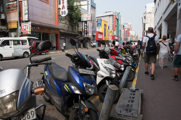 motorräder und autos auf den straßen von colombo; sri lanka - sri lanka jinrikisha rickshaw tricycle stock-fotos und bilder