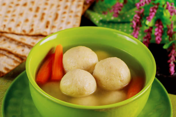ニンジンとマッツォパンのおいしいマッツォボールスープ。クローズアップ。 - matzo soup passover judaism ストックフォトと画像