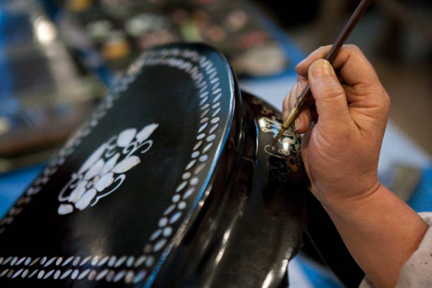 Hand painting Chinese lacquerware furniture.