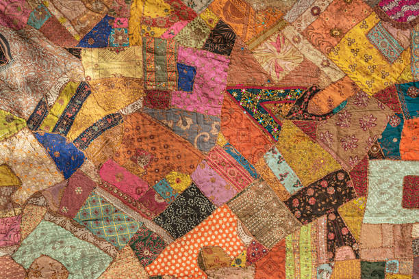 colorido patchwork hindu saris. - quilt patchwork pattern indian culture fotografías e imágenes de stock
