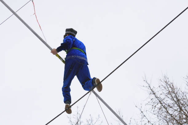 przemówienie uzbeckiego spacerowiczów. - tightrope walking circus skill zdjęcia i obrazy z banku zdjęć