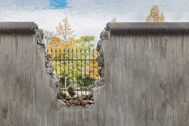 стена, которая ограничивает свободу - berlin wall стоковые фото и изображения