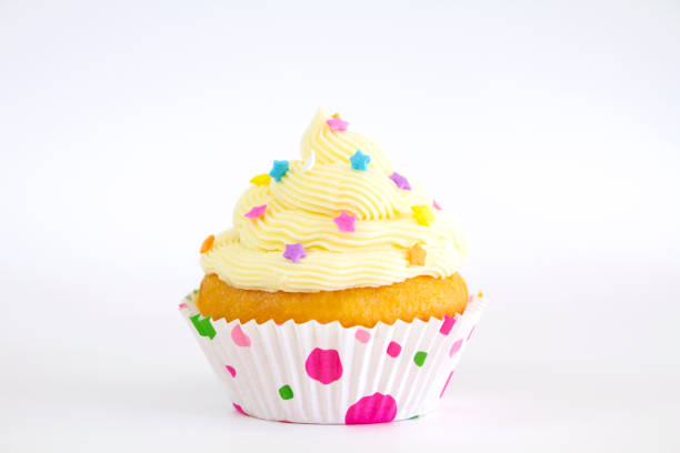 buttercreme cupcake mit streuseln - sprinkles isolated white multi colored stock-fotos und bilder